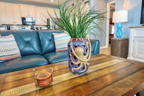 Una mesa de centro de madera con un florero decorativo y un posavasos.