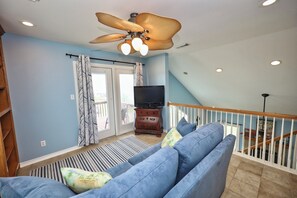 Smart TV, fireplace - Blue Pearl Walk to Beach Sleeps 9 New Golf Cart Option (Bolivar Peninsula)