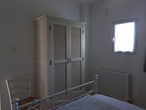 2 bedrooms, iron/ironing board, Internet, bed sheets