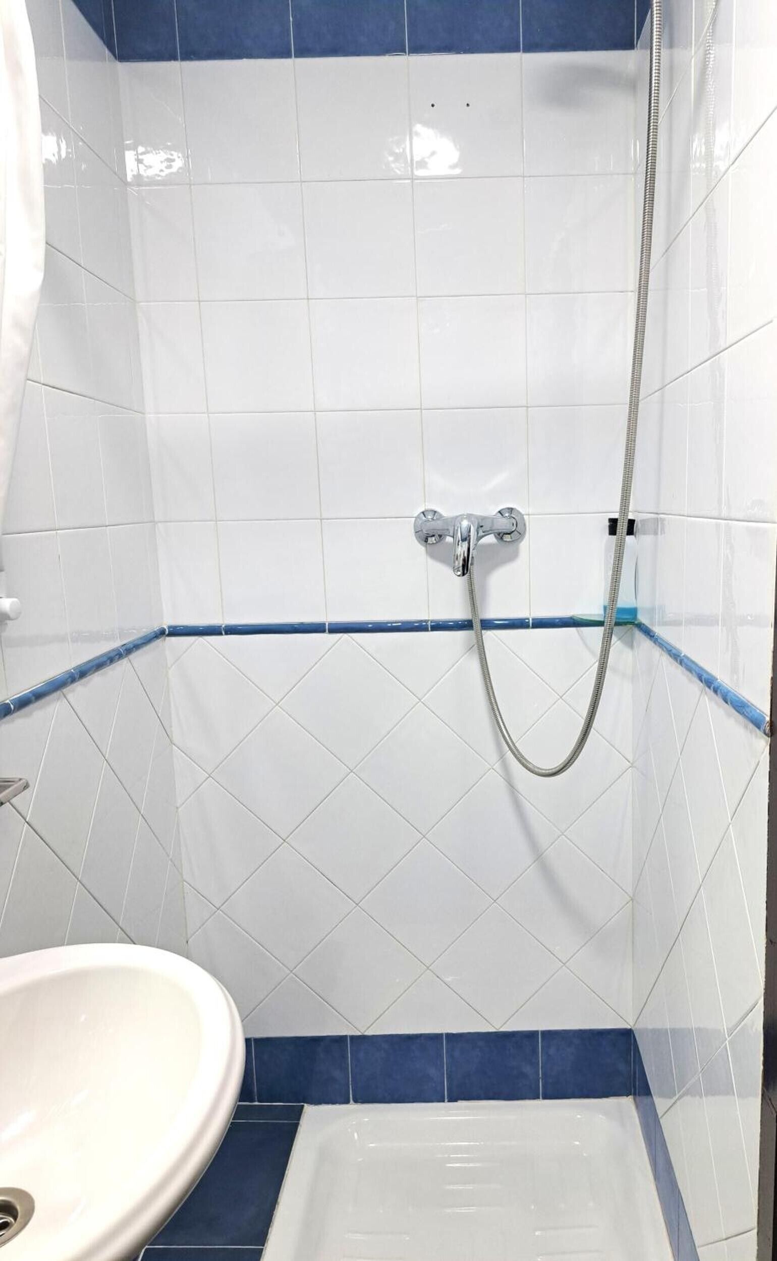 Douche, sèche-cheveux, serviettes fournies