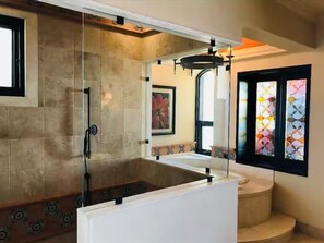Een douche, een bubbelbad, een haardroger, handdoeken