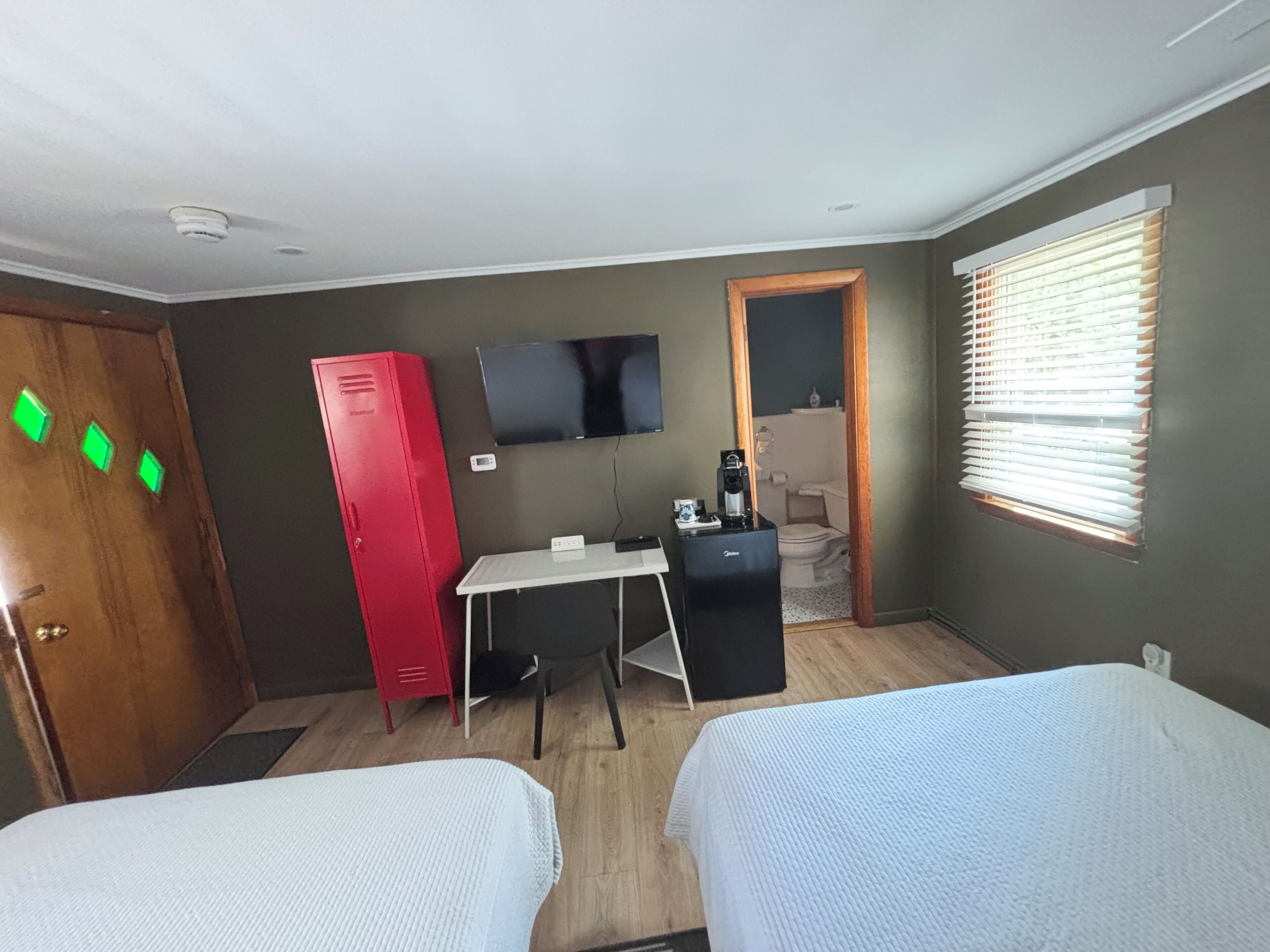 Escritorio, espacio para trabajar con laptop y wifi gratis 