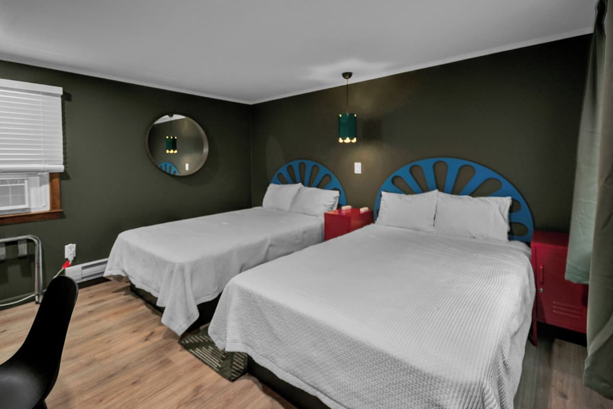 2 full Extra Long Beds | Desk, laptop workspace, WiFi (free)
