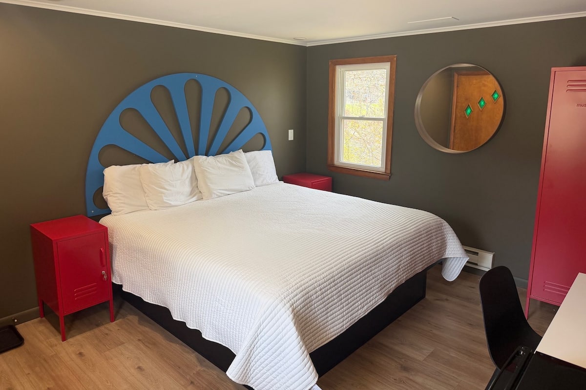 Comfort Room, Lake View | Desk, laptop workspace, free WiFi