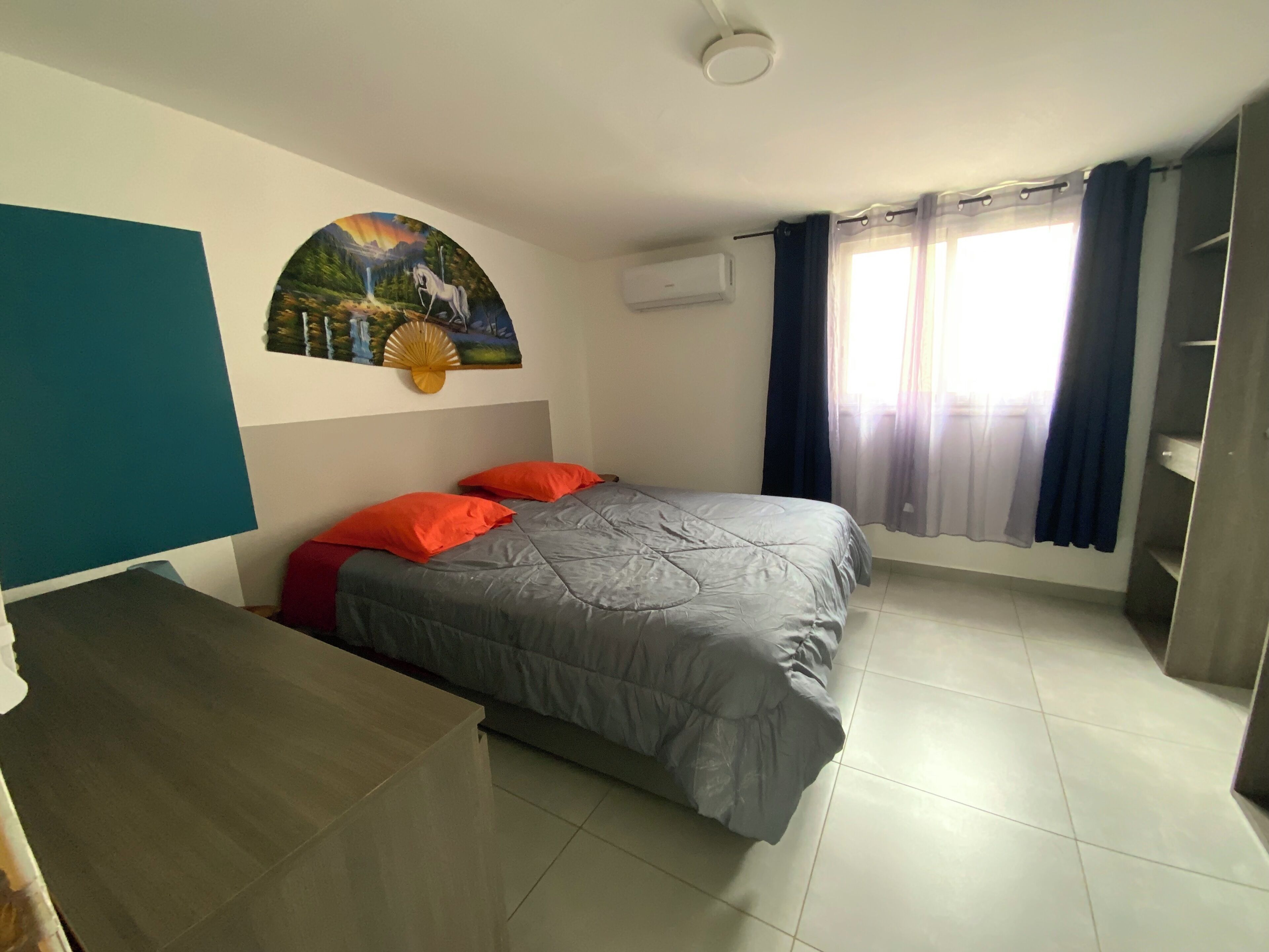 6 habitaciones, tabla de planchar con plancha y cuna de viaje 