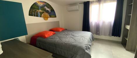 6 habitaciones, tabla de planchar con plancha y cuna de viaje