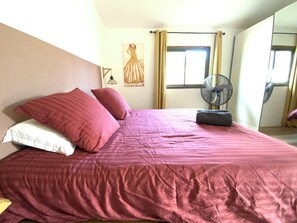 6 habitaciones, tabla de planchar con plancha y cuna de viaje 