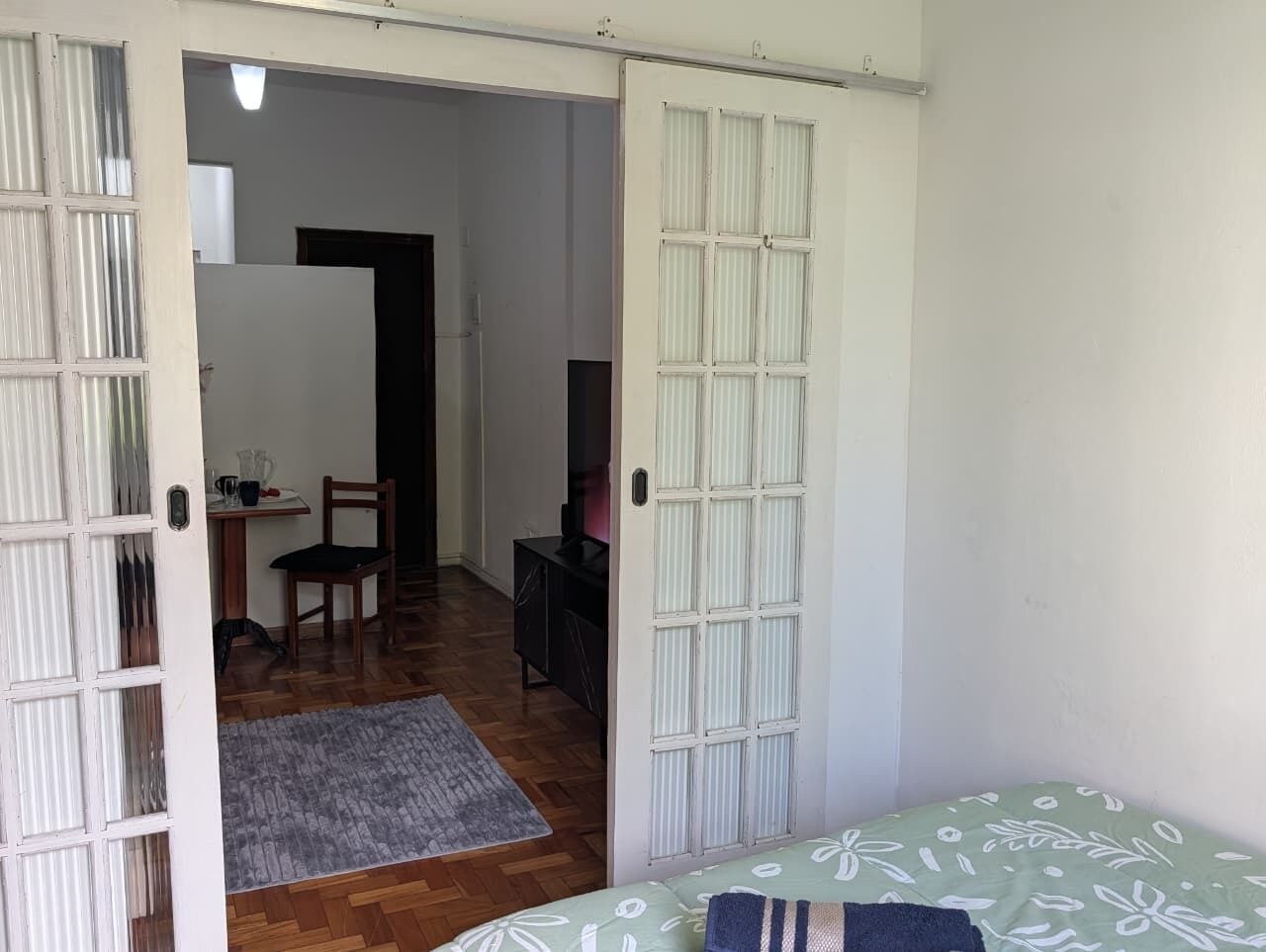 1 habitación, tabla de planchar con plancha, wifi y ropa de cama 