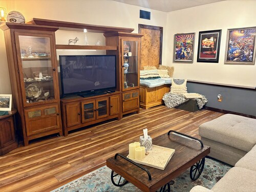 The Stone & Bridge: Close to MKT Trail & Dog Park, Dining, Groceries & I-70