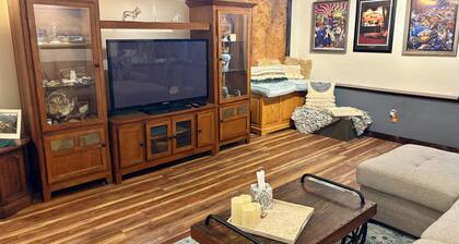 The Stone & Bridge: Close to MKT Trail & Dog Park, Dining, Groceries & I-70