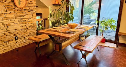 The Stone & Bridge: Close to MKT Trail & Dog Park, Dining, Groceries & I-70
