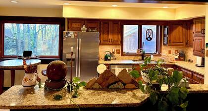 The Stone & Bridge: Close to MKT Trail & Dog Park, Dining, Groceries & I-70