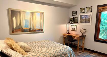 The Stone & Bridge: Close to MKT Trail & Dog Park, Dining, Groceries & I-70