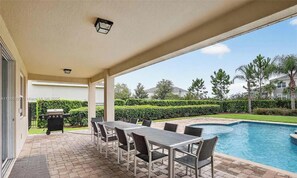 Outdoor dining - Stupendous Disney Vacation Home W Private Pool (Kissimmee)