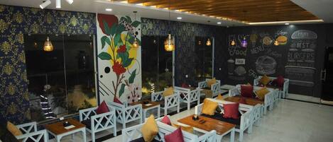 Classic Single Room, Balcony, City View | Dining