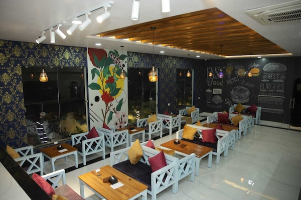 Classic Single Room, Balcony, City View | Dining