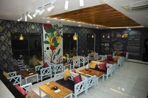 Classic Single Room, Balcony, City View | Dining - Shahi Land Hotel Pvt. Ltd. (Butwal)