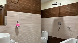 Un baño con lavamanos blanco, inodoro y bañera.