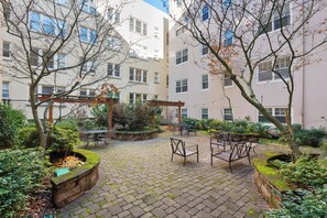 Outdoor dining - Spacious Flat, Steps to 23rd Ave & Trader Joe's + Parking Included (Portland)
