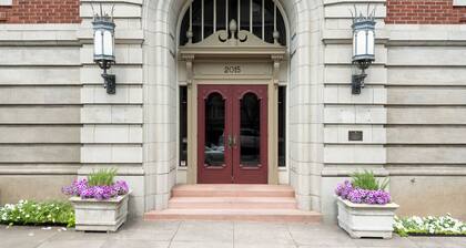 Spacious Flat, Steps to 23rd Ave & Trader Joe's + Parking Included
