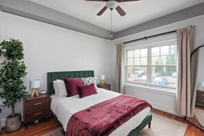 Room - Spacious Flat, Steps to 23rd Ave & Trader Joe's + Parking Included (Portland)