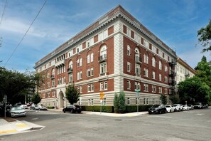 Exterior - Spacious Flat, Steps to 23rd Ave & Trader Joe's + Parking Included (Portland)