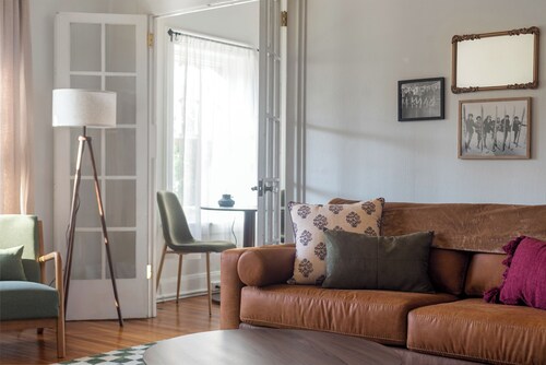 Spacious Flat, Steps to 23rd Ave & Trader Joe's + Parking Included