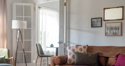 Spacious Flat, Steps to 23rd Ave & Trader Joe's + Parking Included
