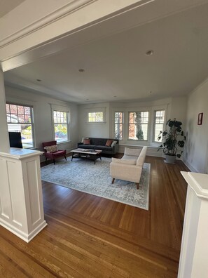 Smart TV, books, computer monitors, printers - Furnished 3BR Seattle Family Home w/ Yard, Parking & 2 Baths (Seattle)