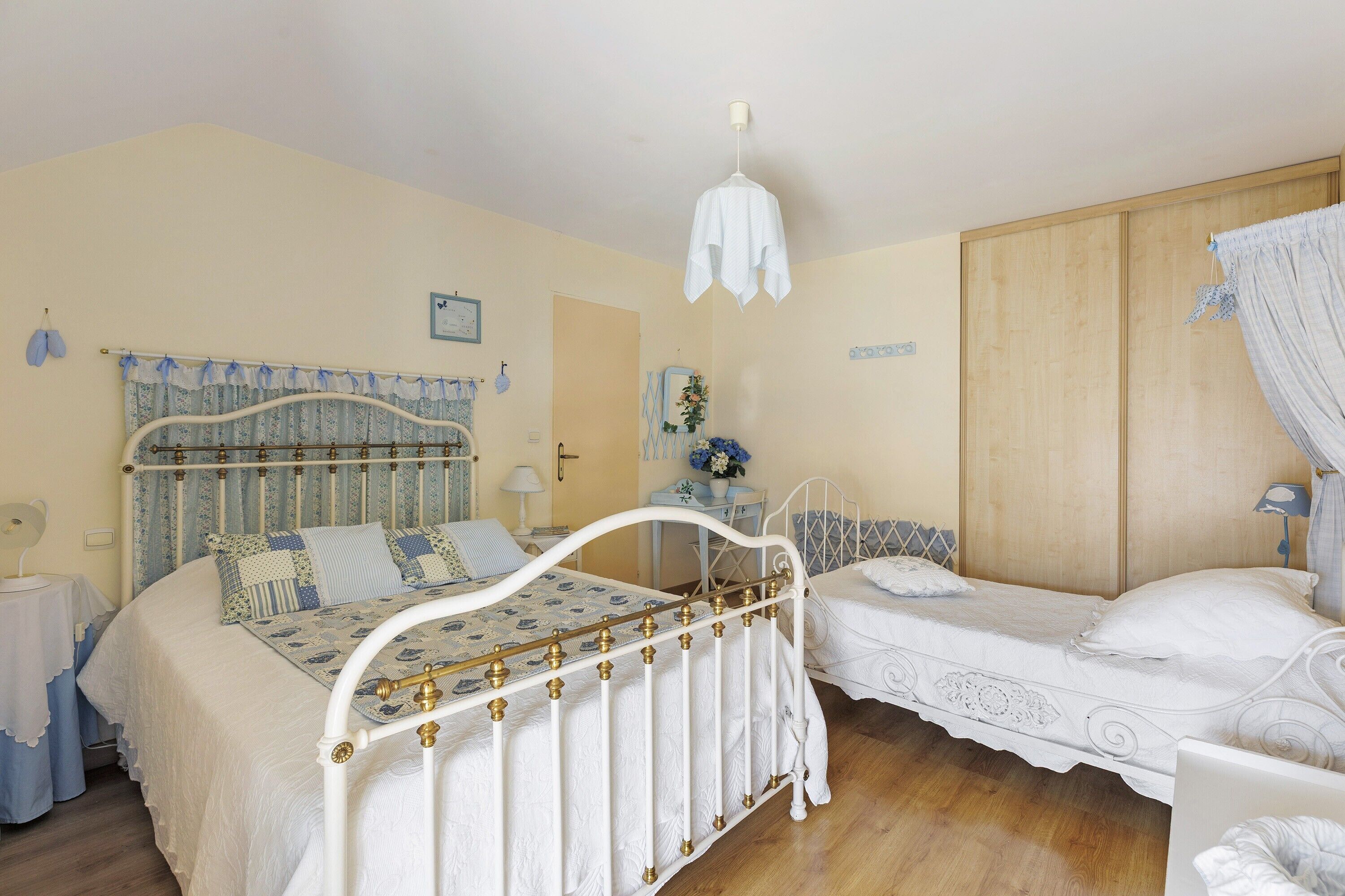 2 bedrooms, iron/ironing board, WiFi