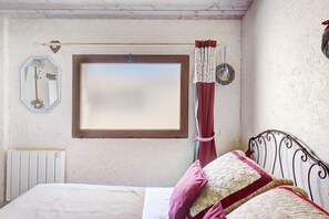 1 habitación, tabla de planchar con plancha, wifi y ropa de cama 