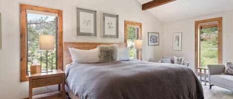 2 habitaciones, tabla de planchar con plancha y ropa de cama