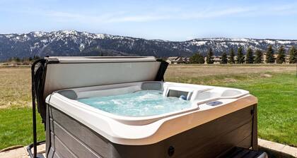 *Heart of Donnelly*Hot Tub*Backyard*3 King Beds*Parking