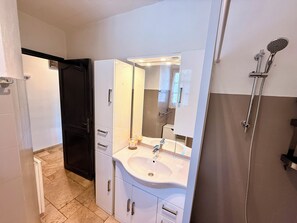 Shower, towels, soap, toilet paper - Villa Lorea (Lorgues)