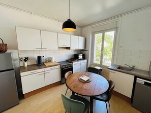 Køleskab, mikrobølgeovn, ovn, kogeplade