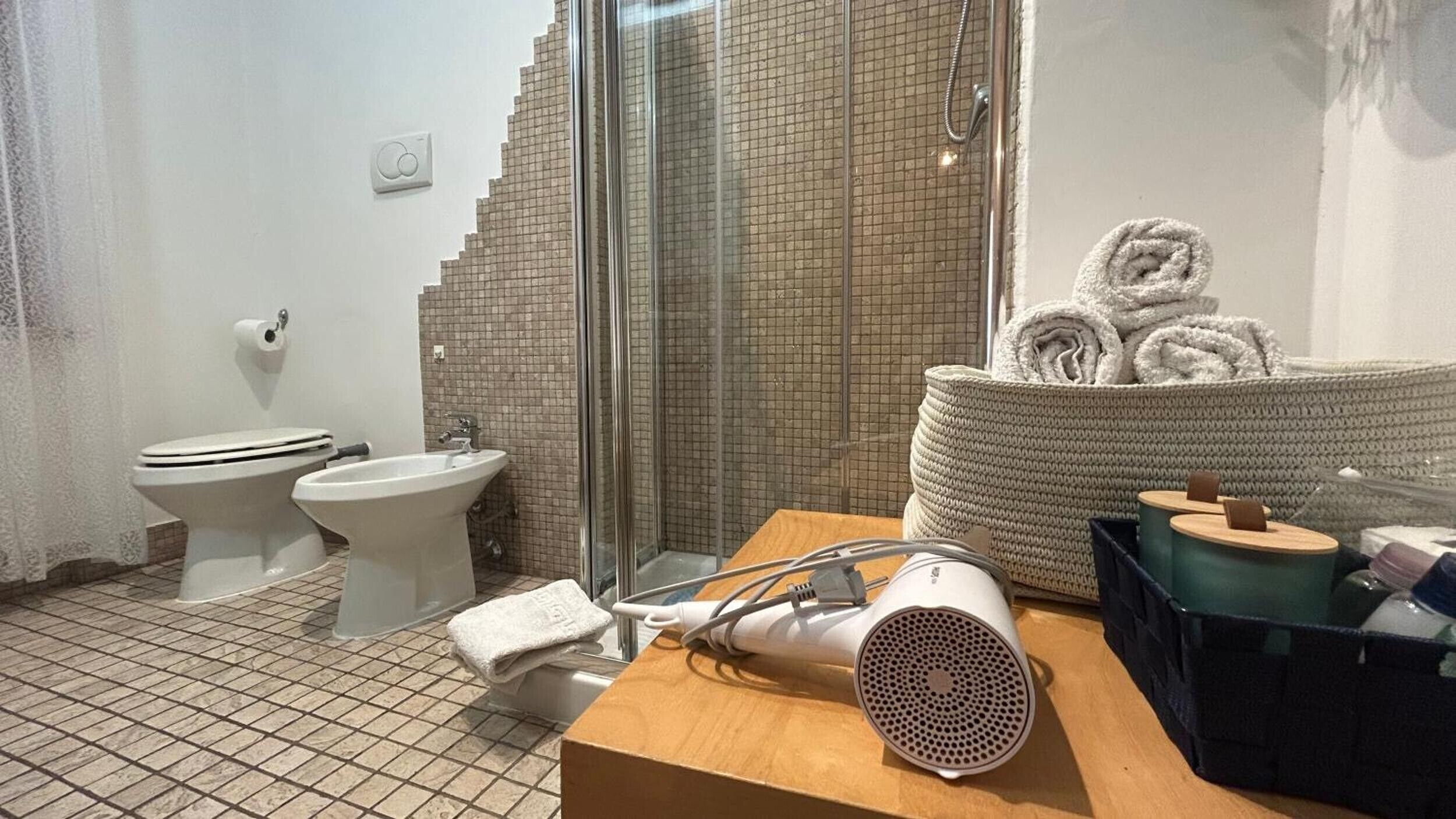Douche, sèche-cheveux, serviettes fournies