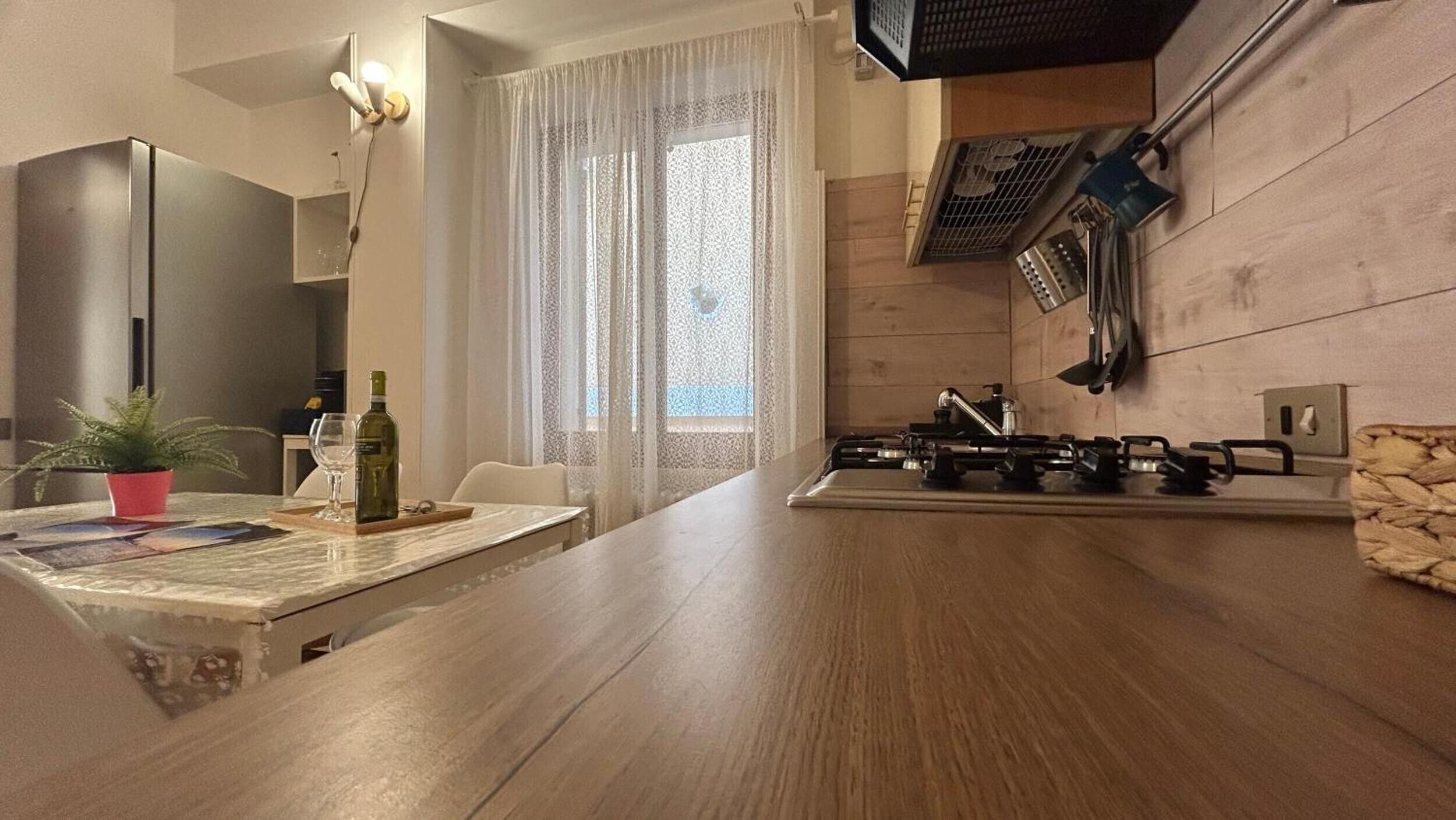 Fridge, oven, stovetop, coffee/tea maker
