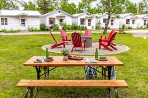 Outdoor dining - Jacobson's Cottages Cabin # 5 (East Glacier Park)