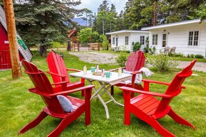 Outdoor dining - Jacobson's Cottages Cabin # 5 (East Glacier Park)