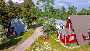 Et boligområde med huse, en grussti og et træ.