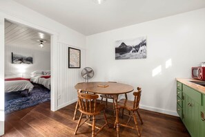 Dining - Cabin w/ Double Queen &  full Kitchen. Jacobson's Cottages (East Glacier Park)