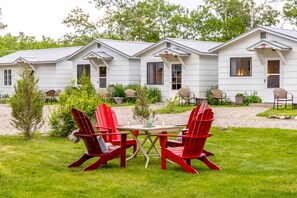 Outdoor dining - Cabin w/ Double Queen &  full Kitchen. Jacobson's Cottages (East Glacier Park)