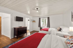 Room - Cabin w/ Double Queen &  full Kitchen. Jacobson's Cottages (East Glacier Park)