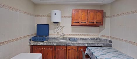 Fridge, stovetop, cookware/dishes/utensils, lobster pot