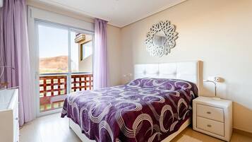 1 dormitorio, tabla de planchar con plancha, wifi y ropa de cama