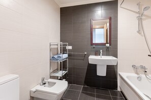 Dusch, hårtork och handdukar