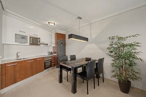 Kahvin-/teenkeitin, jääkaappi, mikroaaltouuni, uuni