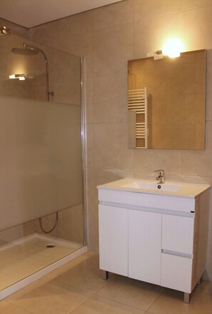 Dusche, Haartrockner, Bidet, Handtücher