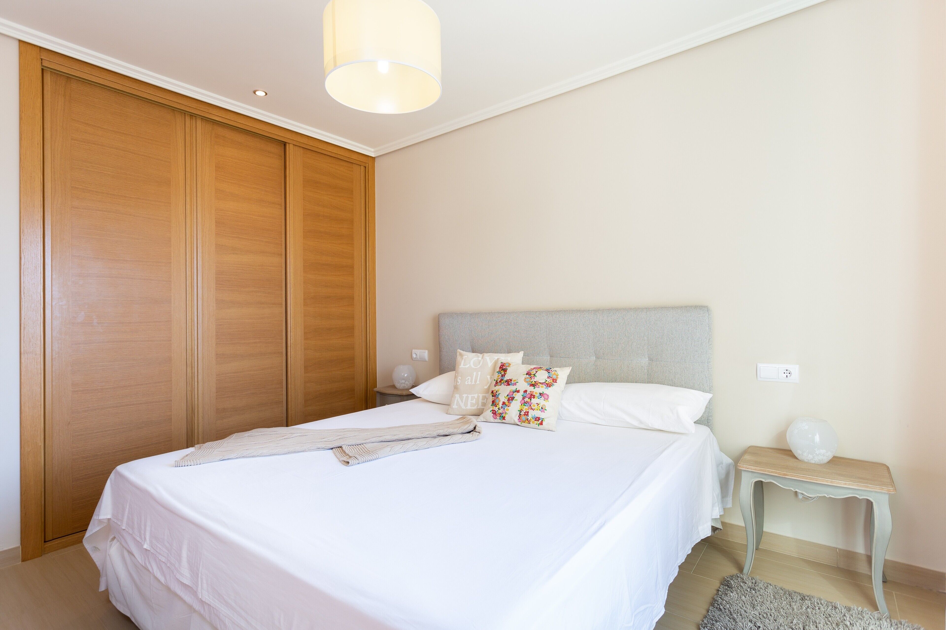 1 dormitorio, tabla de planchar con plancha, wifi y ropa de cama