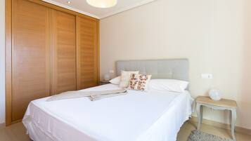1 dormitorio, tabla de planchar con plancha, wifi y ropa de cama